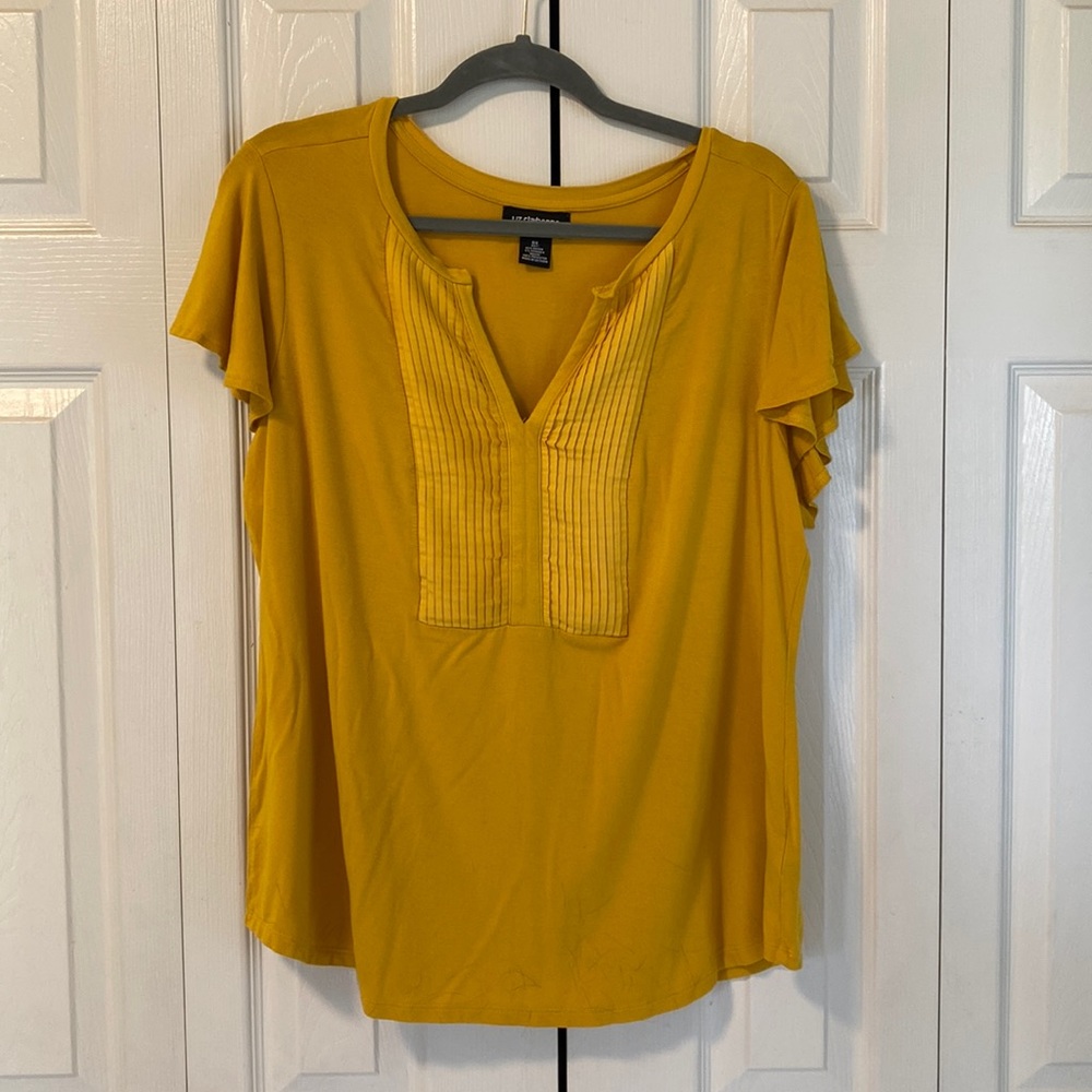 Liz Claiborne mustard yellow v-neck tee in XL.